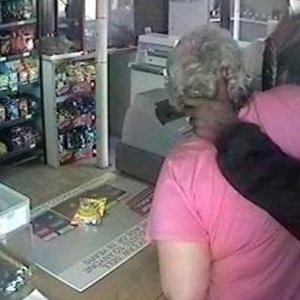 Die rower het vir Els om die nek gegryp waarna sy hom geslaan het.